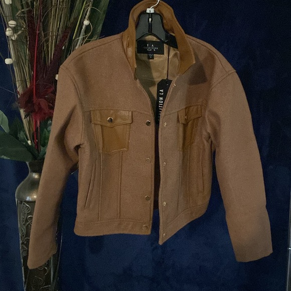 Heavy duty and classy camel jacket. Dress up or dress down jacket. Be chic! - Picture 4 of 7